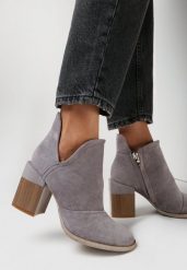 Szare Botki Metipise. Szare botki Born2be, bez wzorów, boho, z okrągłym noskiem, bez obcasa, na obcasie, bez zapięcia. W wyprzedaży za 59.99 zł.
