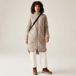 Płaszcz damski przejściowy ocieplany Triea. Brązowe płaszcze Regatta, bez wzorów, z poliamidu, sportowe, bez kaptura. Za 299.99 zł.