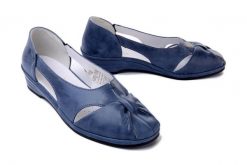 SUAVE 940114-05 cobalt, sandały damskie. Niebieskie sandały Suave, bez wzorów, bez obcasa, na koturnie, bez zapięcia. Za 379.90 zł.
