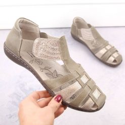 Skórzane sandały damskie zabudowane beżowe T.Sokolski L26-622. Brązowe sandały T.Sokolski, bez wzorów, ze skóry, bez obcasa, bez zapięcia. Za 179.99 zł.