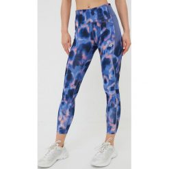 New Balance legginsy do biegania Printed Impact Run WP21274NSY damskie kolor granatowy wzorzyste. Niebieskie legginsy New Balance, bez wzorów, z materiału. W wyprzedaży za 189.99 zł.