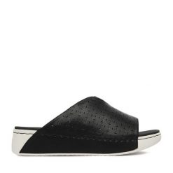 Klapki Go Soft. Czarne klapki GO SOFT, bez wzorów, bez obcasa, bez zapięcia. Za 119.99 zł.