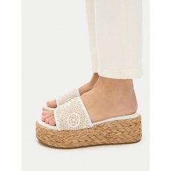 Klapki Guess. Białe klapki Guess, z aplikacjami, bez obcasa, bez zapięcia. Za 287.99 zł.