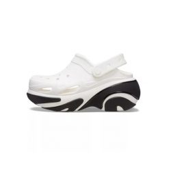 Tenisówki Crocs Model Bubble Crush Clog U Kolor Biały. Białe trampki Crocs, bez wzorów, z gumy, bez zapięcia. Za 393.10 zł.