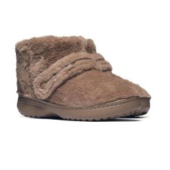 Kapcie Crocs CLASSIC UNFURGETTABLE BOOT 211743-2EY. Brązowe kapcie Crocs, bez wzorów, z gumy. Za 295.35 zł.