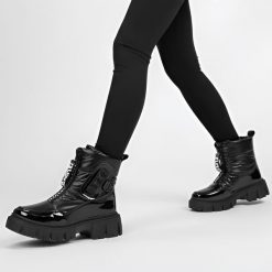 Śniegowce damskie Filippo, ocieplane futerkiem na płaskim obcasie z tworzywa, czarne, DBT4960-25-BK. Czarne botki Filippo, bez wzorów, z lakierowanej skóry, bez obcasa, na płaskiej podeszwie, bez zapięcia. Za 139.00 zł.