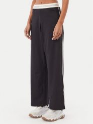 Guess Spodnie dresowe V6BB12 K6333 Czarny Regular Fit. Czarne spodnie dresowe Guess, z aplikacjami, z dresówki. Za 294.99 zł.