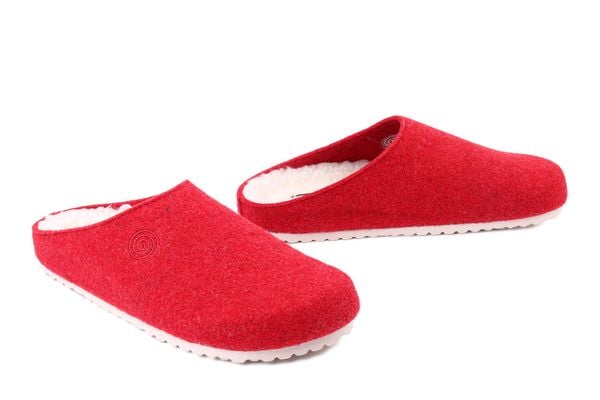 DR. BRINKMANN 320261-04 rot, kapcie damskie. Czerwone kapcie Dr. Brinkmann, bez wzorów. Za 153.47 zł.