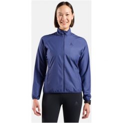 Kurtka przeciwwiatrowa Odlo Jacket ESSENTIAL LIGHT. Fioletowe kurtki przejściowe sportowe ODLO, bez wzorów, z softshellu, bez kaptura, trekkingowe. Za 399.99 zł.