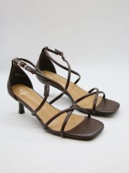 Bellucci Sandały w kolorze czarnym rozmiar: 40. Czarne sandały Bellucci, bez wzorów, z otwartym noskiem, bez obcasa, na koturnie, bez zapięcia. Za 100.99 zł.