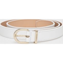 Calvin Klein pasek skórzany damski kolor biały. Białe paski Calvin Klein, bez wzorów, ze skóry. Za 229.99 zł.