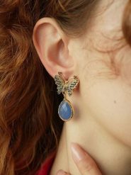 L'Atelier de Gaia Pozłacane kolczyki-wkrętki z kocim okiem i cyrkoniami rozmiar: onesize. Niebieskie kolczyki L'Atelier de Gaia, z cyrkonią, pozłacane. Za 96.14 zł.