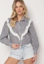 Czarna Bawełniana Koszula w Paski z Ozdobnym Dekoltem z Falbanką Paleriella. Czarne koszule Born2be, m, bez wzorów, z bawełny, eleganckie, bez kołnierzyka, bez ramiączek. W wyprzedaży za 50.99 zł.