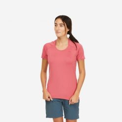 Koszulka turystyczna damska z krótkim rękawem Quechua MH500. Czerwone t-shirty sportowe QUECHUA, m, bez wzorów, z elastanu, bez ramiączek, trekkingowe. Za 59.99 zł.