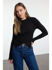 Trendyol Bluzka w kolorze czarnym rozmiar: M. Czarne bluzki Trendyol, m, bez wzorów, bez kołnierzyka, bez ramiączek. Za 56.99 zł.