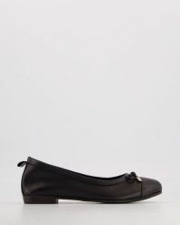 BALERINY Z KOKARDĄ 4152X BLACK. Czarne baleriny Venezia, bez wzorów, ze skóry, bez obcasa, bez zapięcia. Za 299.00 zł.