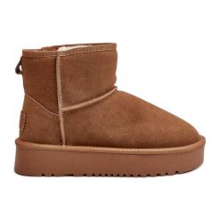 Skórzane Zamszowe Śniegowce Na Platformie Za Kostkę Camel Rianaella beżowy. Brązowe śniegowce bez wzorów, z zamszu, za kostkę, bez zapięcia. Za 328.54 zł.