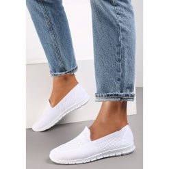 Białe Tenisówki Pasquier. Białe trampki Renee, bez wzorów, z tkaniny, eleganckie, przed kostkę, bez zapięcia. W wyprzedaży za 43.99 zł.