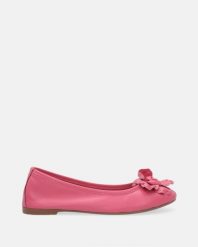RÓŻOWE BALERINY Z KWIATEM 28502 LEAT FUXIA. Czerwone baleriny Venezia, bez wzorów, ze skóry, bez obcasa, bez zapięcia. Za 319.00 zł.