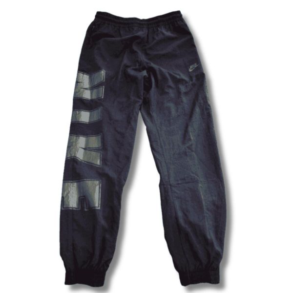 Spodnie sportowe Nike Sportswear Woven Pants. Czarne spodnie dresowe Nike, bez wzorów, z dresówki, do koszykówki. Za 247.25 zł.