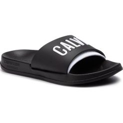 Klapki CALVIN KLEIN - Slide KW0KW00779 BEH. Czarne klapki Calvin Klein, bez wzorów, z materiału, bez obcasa, bez zapięcia. Za 129.00 zł.