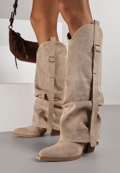 Ciemnobeżowe Kozaki na Stożku Typu Kowbojki Ozdobione Klamrą i Wywiniętą Cholewką Nalirella. Brązowe kozaki Renee, z aplikacjami, z jeansu, eleganckie, bez obcasa, na obcasie, bez zapięcia. Za 159.99 zł.