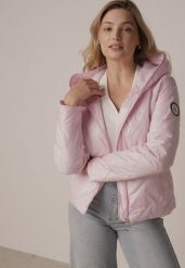 Różowa Kurtka Pikowana z Nieodpinanym Kapturem i Aplikacją na Rękawie Endora. Czerwone kurtki Born2be, l, z aplikacjami, z jeansu, eleganckie. Za 129.99 zł.