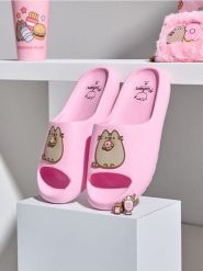 Klapki z wymiennymi przypinkami Pusheen the Cat - różowy. Czerwone klapki Sinsay, bez wzorów, bez obcasa, bez zapięcia. Za 35.99 zł.