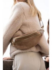 Maison héritage PARIS Skórzana saszetka "Mouki" w kolorze jasnobrązowym - 27 x 11,5 x 7,5 cm rozmiar: onesize. Brązowe nerki i saszetki maison héritage PARIS, bez wzorów, z materiału, sportowe, bez dodatków. Za 322.73 zł.