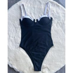 Strój kąpielowy jednoczęściowy elastyczny na plażę i basen Zoea. Czarne stroje jednoczęściowe Intica, bez wzorów, z materiału, eleganckie. Za 169.00 zł.