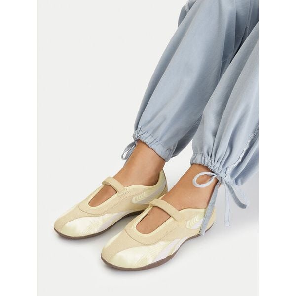 Baleriny Reebok. Żółte baleriny Reebok, bez wzorów, bez obcasa, bez zapięcia. Za 299.99 zł.