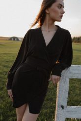 Elegancka sukienka na zakładkę w kolorze spranej czerni - SENTIMA-M. Sukienki Marsala, na imprezę, l, bez wzorów, z poliamidu, eleganckie, bez kołnierzyka, bez ramiączek, maxi, dopasowane. W wyprzedaży za 107.97 zł.