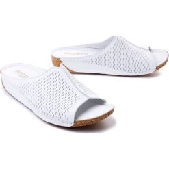ARTIKER RELAKS 50C0696 white, klapki damskie. Białe klapki Artiker Relaks, bez wzorów, ze skóry, bez obcasa, na koturnie, bez zapięcia. Za 123.92 zł.