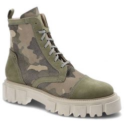 Botki damskie Simen, naturalna skóra zamszowa i materiał tekstylny z wysoką cholewką o militarnej stylistyce, moro/zielen bez, 5058A. Zielone botki Simen, bez wzorów, z materiału, klasyczne, przed kolano, bez obcasa, bez zapięcia. Za 379.00 zł.