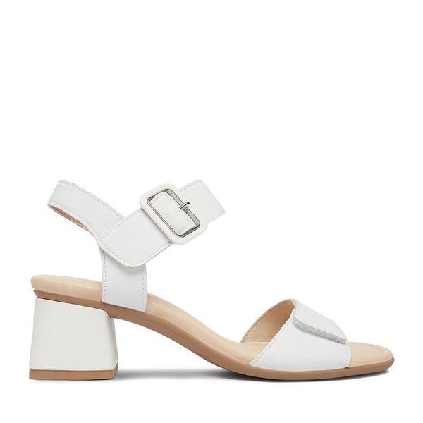Sandały Remonte. Białe sandały Remonte, bez wzorów, bez obcasa, na słupku, bez zapięcia. Za 369.99 zł.