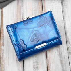 Portfel damski skórzany mały lakierowany z tłoczeniem w motyle niebieski SP-23-DB. Niebieskie portfele bez wzorów, z lakierowanej skóry. Za 79.90 zł.