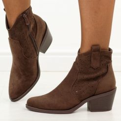 Czekoladowe botki damskie, kowbojki S.Barski 8147. Brązowe botki S.BARSKI, w ażurowe wzory, z jeansu, boho, bez obcasa, na obcasie, bez zapięcia. Za 249.00 zł.