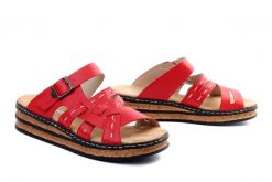 RIEKER 62976-33 red, klapki damskie. Czerwone klapki Rieker, bez wzorów, bez obcasa, na koturnie, bez zapięcia. Za 279.90 zł.