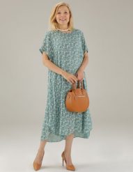 Luźna sukienka w kwiaty. Zielone sukienki Unisono, s, bez wzorów, z wiskozy, bez kołnierzyka, bez ramiączek, mini. Za 169.00 zł.