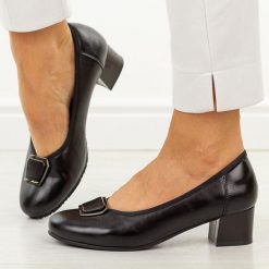 Czarne skórzane czółenka damskie Cambell 19413. Czarne czółenka Cambell, na jesień, bez wzorów, ze skóry, eleganckie, z okrągłym noskiem, bez obcasa, na obcasie, bez zapięcia. Za 219.00 zł.