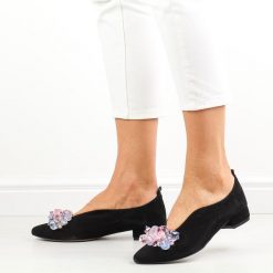 Czarne Polskie półbuty damskie z kryształami Suzana 4060g. Czarne półbuty wsuwane Suzana, bez wzorów, ze skóry, bez obcasa, na obcasie. Za 299.00 zł.
