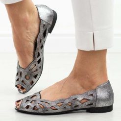 St.Srebrne ażurowe baleriny damskie z odkrytymi palcami Jezzi Asa136-8. Żółte baleriny Jezzi, w ażurowe wzory, ze skóry, eleganckie, z otwartym noskiem, bez obcasa, na płaskiej podeszwie, bez zapięcia. Za 189.00 zł.