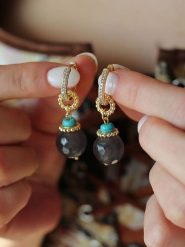 Pierres delicates Pozłacane kolczyki-kreole z labradorytami rozmiar: onesize. Szare kolczyki Pierres delicates, z labradorytem, pozłacane. Za 43.99 zł.