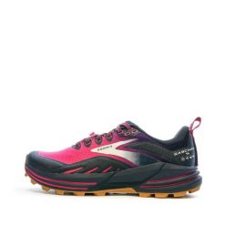 Kobieta Bieganie Buty Brooks Cascadia 16. Czerwone buty do biegania Brooks, bez wzorów, bez zapięcia, do biegania. W wyprzedaży za 535.00 zł.