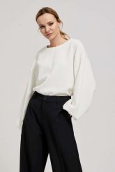Bluza z bufiastymi rękawami perłowa. Białe bluzy MOODO, l, bez wzorów, z elastanu, bez kaptura. W wyprzedaży za 59.99 zł.