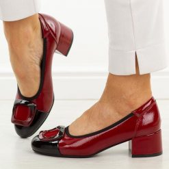 Bordowe czółenka damskie na obcasie Potocki 12807. Czerwone czółenka POTOCKI, na jesień, z aplikacjami, z lakierowanej skóry, eleganckie, z okrągłym noskiem, bez obcasa, na obcasie, bez zapięcia. Za 199.00 zł.