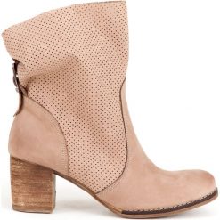 Dziurkowane botki na słupku - skóra naturalna - model 496 - kolor cappuccino (37). Brązowe botki Zapato, w ażurowe wzory, z jeansu, biznesowe, za kostkę, bez obcasa, na obcasie, bez zapięcia. W wyprzedaży za 293.30 zł.