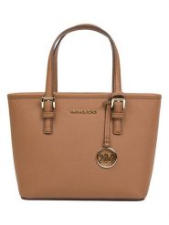 Michael Kors Torebka w kolorze jasnobrązowym - 22 x 18 x 10 cm rozmiar: onesize. Brązowe torebki klasyczne Michael Kors, bez wzorów, z materiału, przez ramię, bez dodatków. Za 739.99 zł.