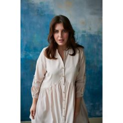 Sukienka Tunika Tiguana Plus Size 502 Jasny Beż. Brązowe sukienki blue shadow, na imprezę, plus size, bez wzorów, z lyocellu, bez kołnierzyka, plus size, bez ramiączek, maxi, koszulowe. W wyprzedaży za 169.95 zł.