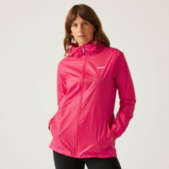 Kurtka trekkingowa damska Pack It Jacket III kieszonkowa przeciwdeszczowa. Czerwone kurtki przeciwdeszczowe Regatta, bez wzorów, bez kaptura, trekkingowe. Za 149.99 zł.